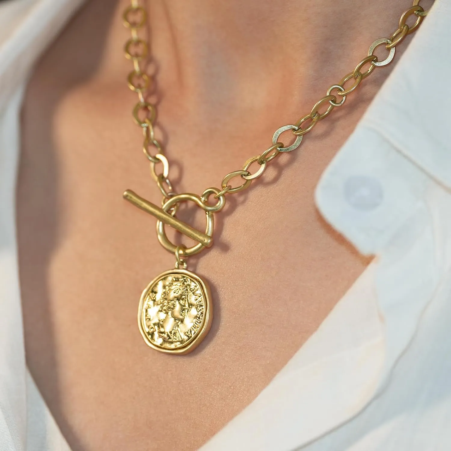 Chunky Gold Coin Pendant Necklace Trendy Layered Statement Chain for Women, Antique Toggle Design with Thick Link, Fashionable Necklaces for Women
